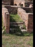 04537 ostia - regio i - insula xiv - caseggiato (i,xiv,7) - treppe - bli ri westen - gesehen von der via degli horrea epagathiana - 09-2023.jpg